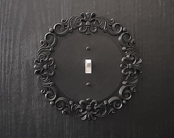 Copripiastra per interruttore con cornice vittoriana - Rotonda di grandi dimensioni • Gothic Home Hardware • Stampato in 3D #R1