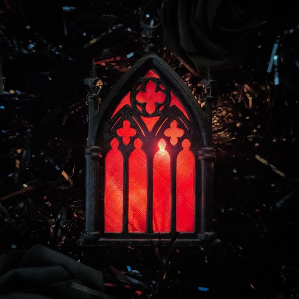 Boomornament met gebrandschilderd glas in kathedraalboog • Gotische decoratie voor vakantiehuis • 3D-geprint