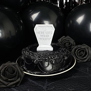 Ici repose votre décoration de gâteau/marqueur de jardin avec pierre tombale de jeunesse || Anniversaire Gothique, Gothique, Amour, Occasion Fêtes Sombre Personnalisable