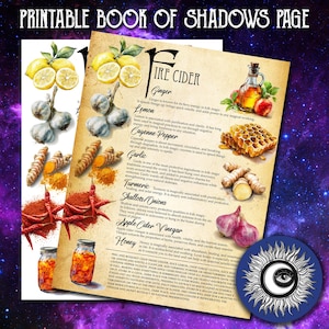 Może przedstawiać: Drukowana strona z księgi cieni z przepisem na cydr ognia, z ilustracjami cytryn, czosnku, imbiru i miodu. Strona ma wygląd vintage z ręcznie pisanym tekstem i niebiańskim wzorem.
