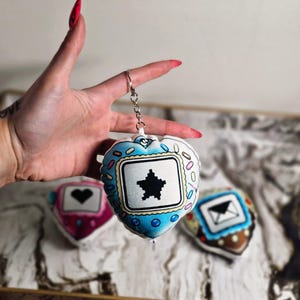 Llavero de peluche con forma de corazón de Pixel Star Gotchi