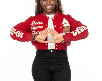 Chaqueta corta de lana Delta Sigma Theta con grafiti carmesí