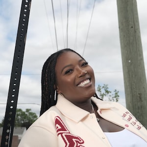 Kremowa wełniana kurtka Delta Sigma Theta Semi-Crop Varsity