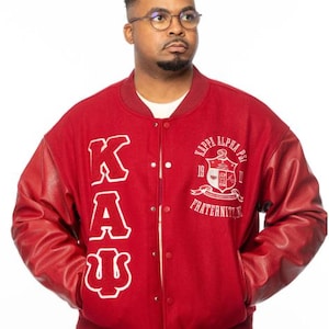 Chaqueta estilo Letterman de Kappa Alpha Psi color carmesí - Artículo de venta final, no se repondrá.