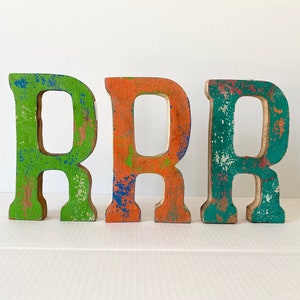 Letra R de madeira vintage, letra R laranja, decoração de letras, letra pintada
