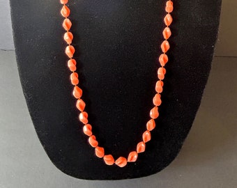 Collar Sarah Coventry Coral plástico"Holiday Beads" circa 1974