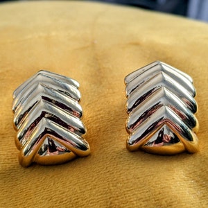 Monet Gold Toned Chevron Pattern Clip-on Earrings Beautiful Vintage