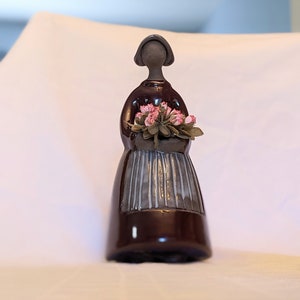 エルシ・ブレリウス、ジー・ガントフタの陶器の花瓶、バーガンディ色のドレスを着た女性 - スウェーデン
