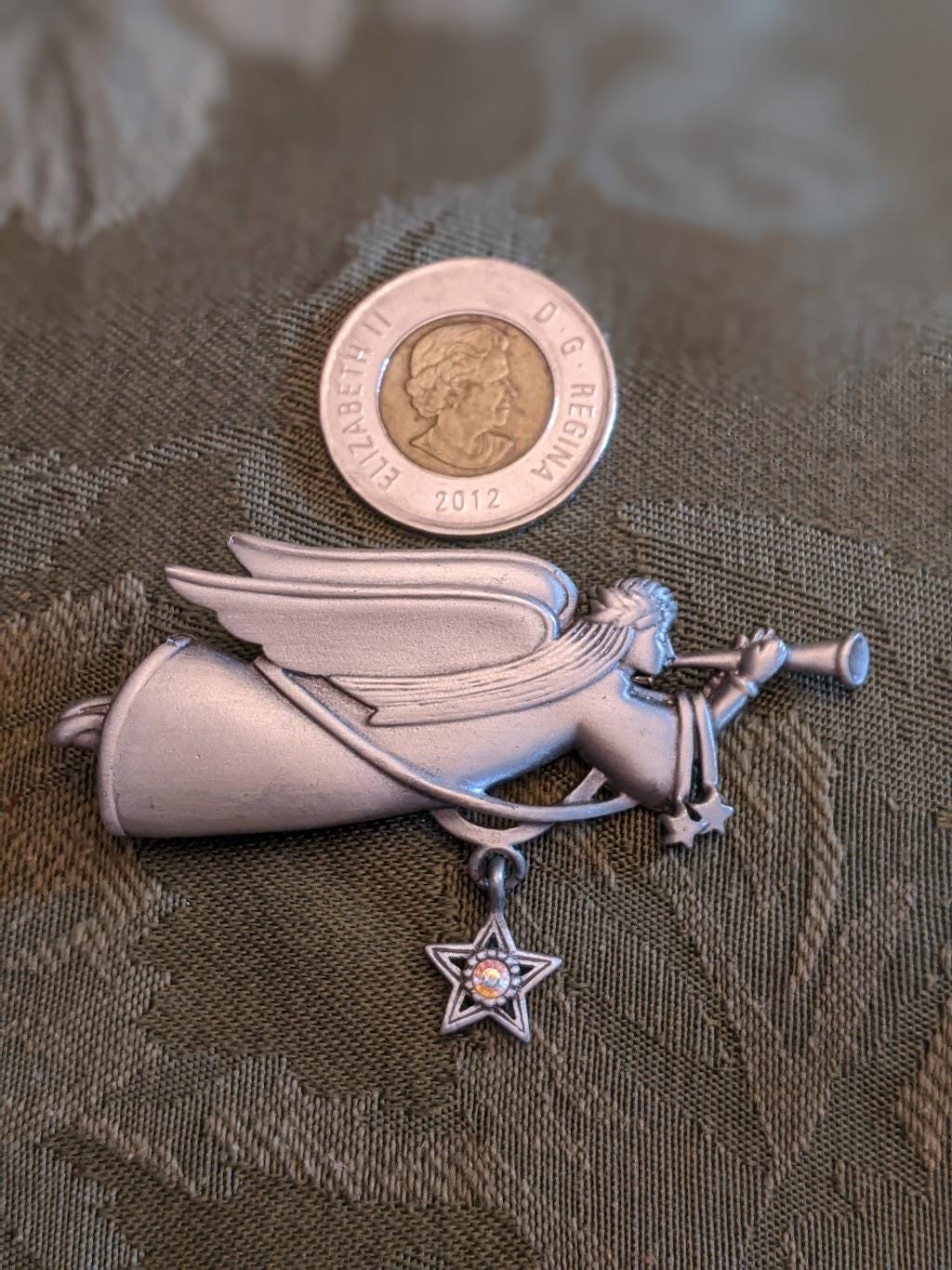 Broche Ange En étain - Cheveux Dorés, Baguette étoile Bleue, Cœur Rouge - Marque JJ - Occasion