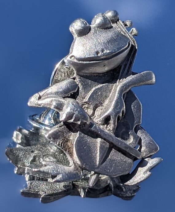 Frog playing cello Pin/brooch Pewter JJ Jonette V… - image 2