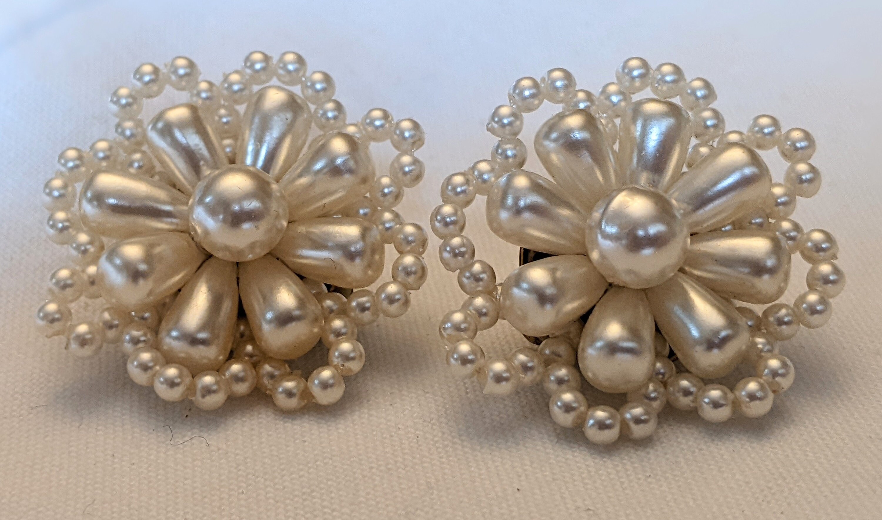 Boucles D'oreilles Clip Vintage En Forme De Fleur Avec Perles - Ancien, En Laiton - Occasion