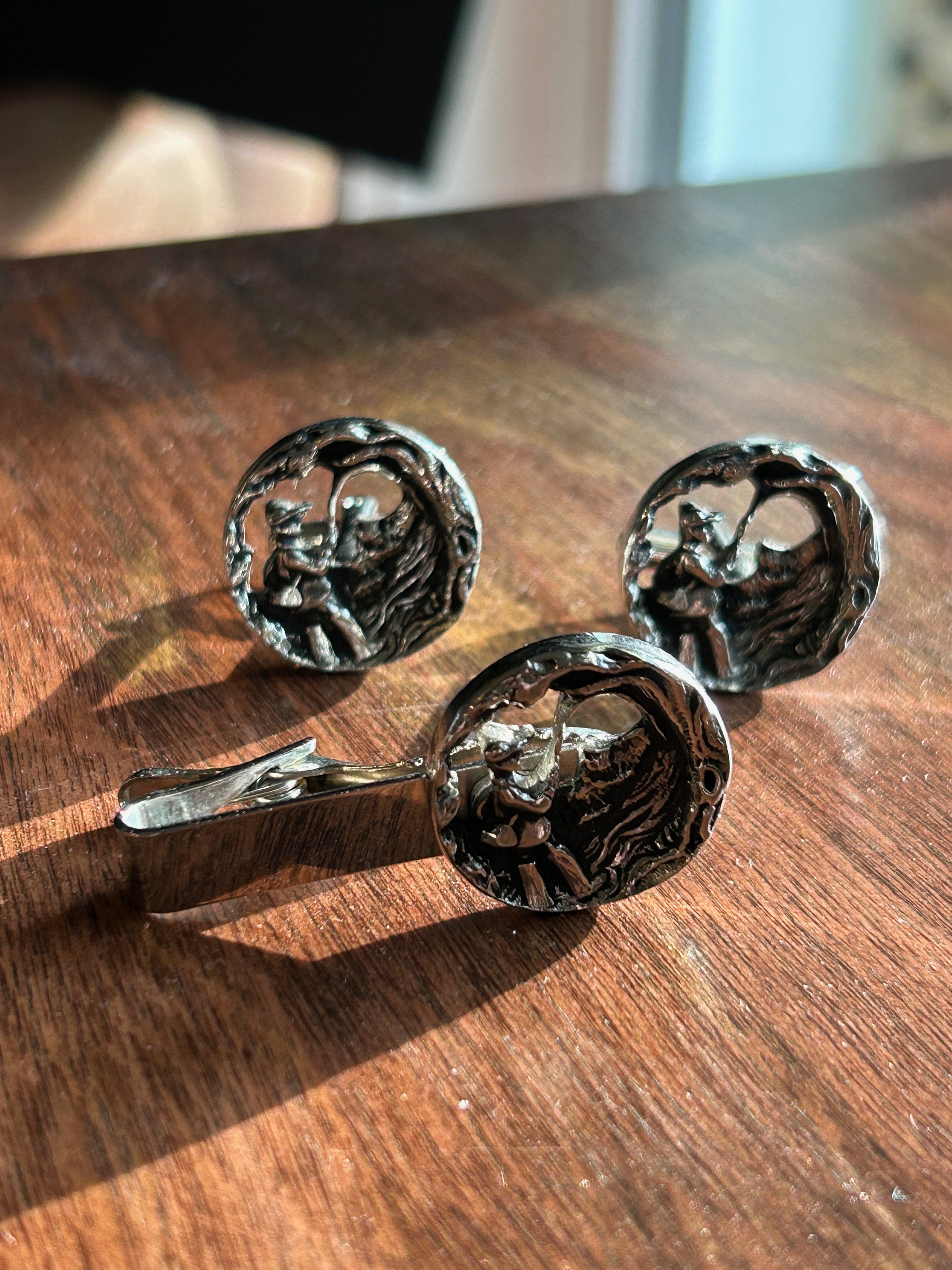 Lot De Boutons De Manchette Et Pince à Cravate Vintage - Thème Pêche à La Mouche (truite) - Tons Or Et Noir