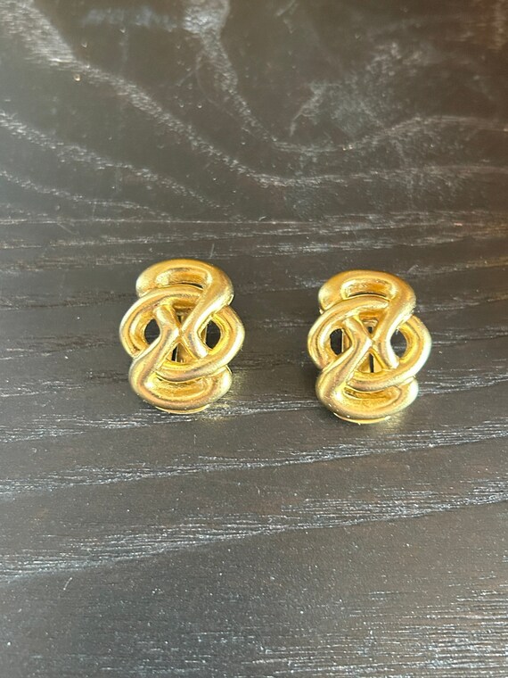 Vendome Clip on Earrings, Women's Fashion, Jewelry & Organizers, Earrings  on Carousell