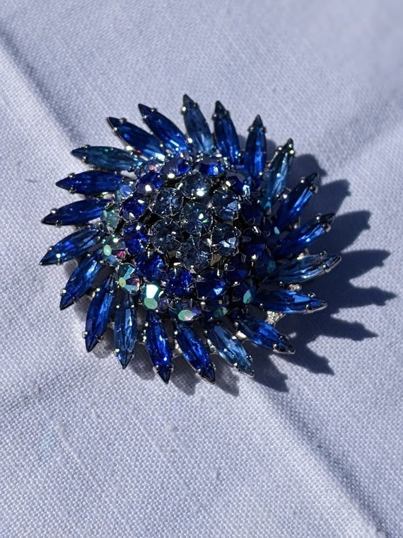 Superbe Broche Fantaisie Feuillage En Métal Argenté Avec Pierres & Strass Bleus - Neuf Sans Boîte