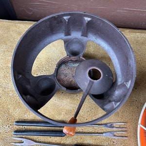 Cocotte En Fonte émaillée Vintage NOMAR/STAUB - Décor Village - 16 Cm, 2L - Avec 6 Assiettes - Fabriquée En France