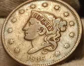 Centavo grande de 1836-P en excelente estado, con pátina azulada.