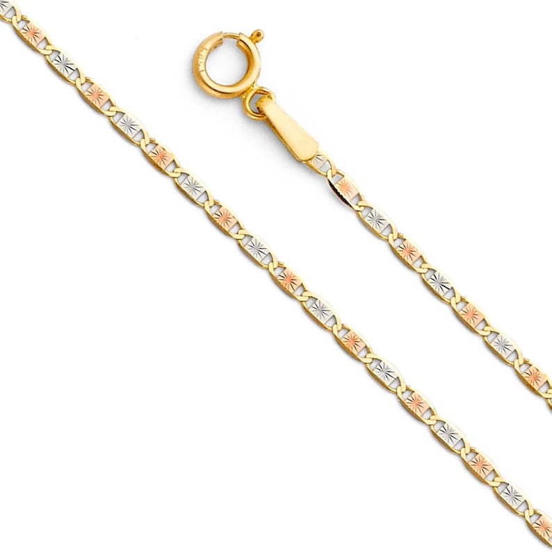 Puede incluir: Un collar de cadena de oro con un dise&ntilde;o de eslab&oacute;n marinero. La cadena est&aacute; hecha de tres colores de oro diferentes: amarillo, blanco y rosa.