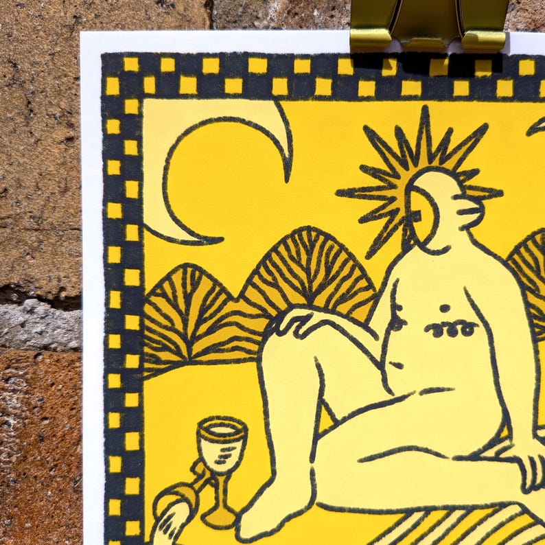 Op de afbeelding: Een geel en zwarte zeefdruk op wit papier met een zittende figuur met een zonachtige halo, een maansikkel en gestileerde bergen. Een kelk staat op de voorgrond. Het kunstwerk is omlijst door een zwart-gele geblokte rand.
