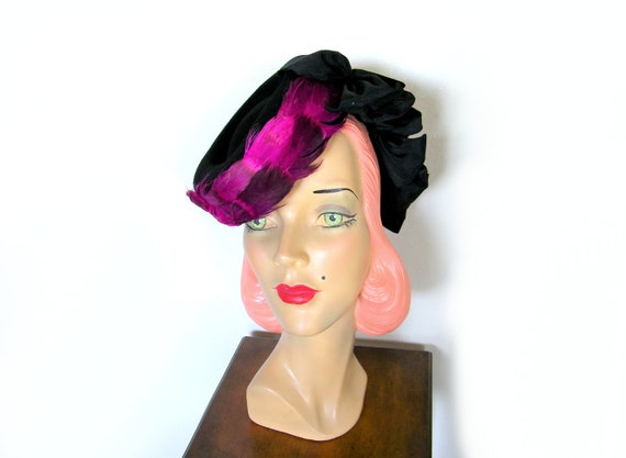 Vintage 1940's Black Bumper Tilt Hat w/ Magenta Fe