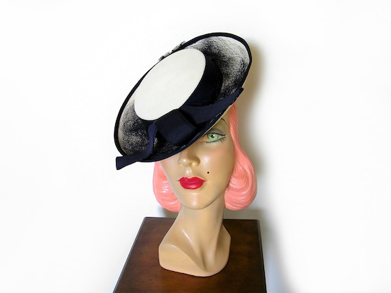 Vintage 1940's Cream/Navy Tilt Hat~