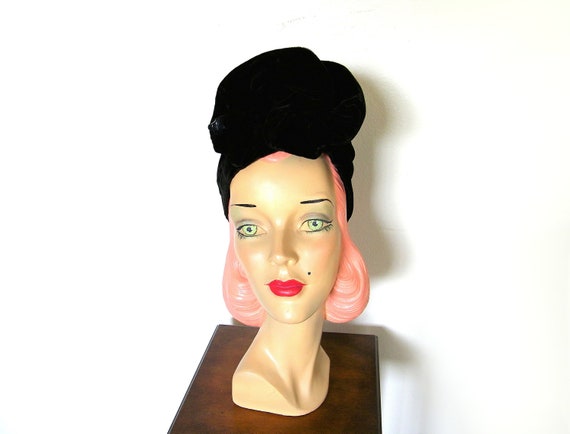 Vintage 1940's Black Velvet Turban ~