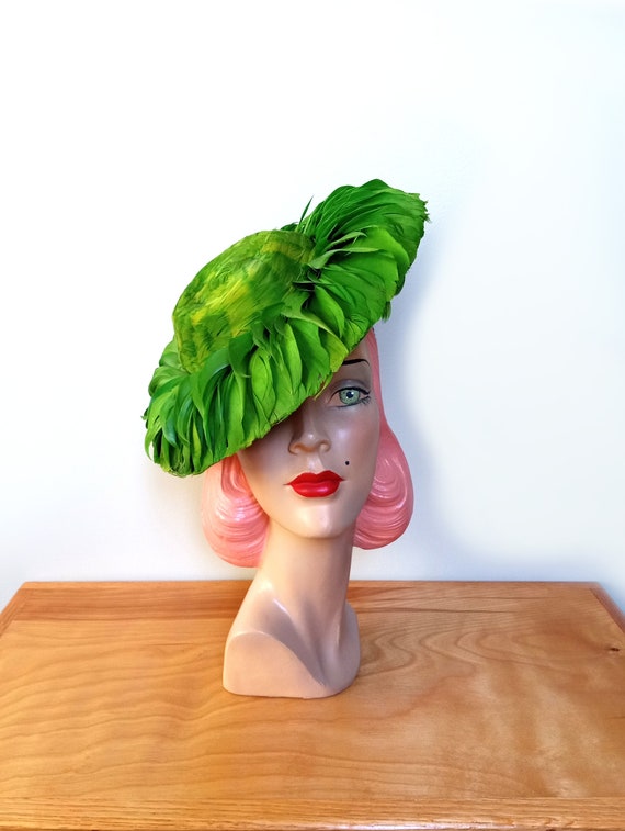 Vintage 1940's Green Feather Tilt Hat~