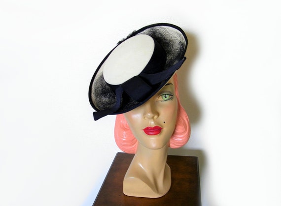 Vintage 1940's Cream/Navy Tilt Hat~