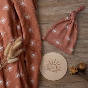 Miaoberry 100% Organic Sunset Swaddle and Hat Set in Clay/Rust with Wood Hello World Arrival Card