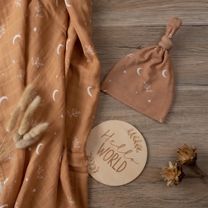 Miaoberry 100% Organic Swaddle and Hat Set con Wood Hello World Arrival Card