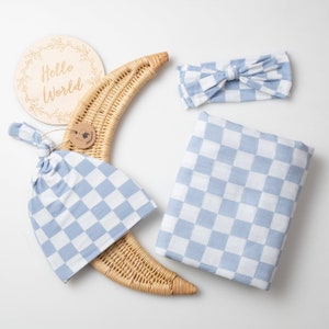 Conjunto de manta de muselina orgánica para bebé: manta de cuadros azules, gorro y anuncio de nacimiento.