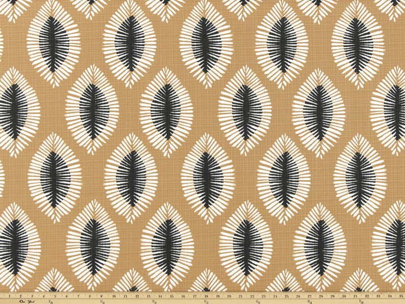 Puede incluir: Una tela beige con un patr&oacute;n repetitivo de hojas estilizadas en blanco y negro. Las hojas est&aacute;n dispuestas en forma de rombo.