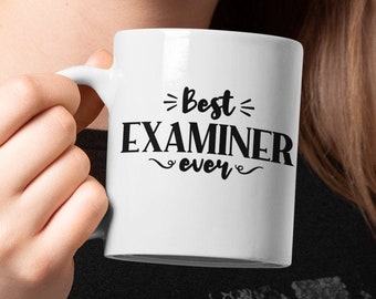 Meilleur examinateur jamais Mug | Funny Coffee Cup pour les médecins légistes financiers fiscaux | Nouveauté Graduation Merci cadeau disponible en deux tailles