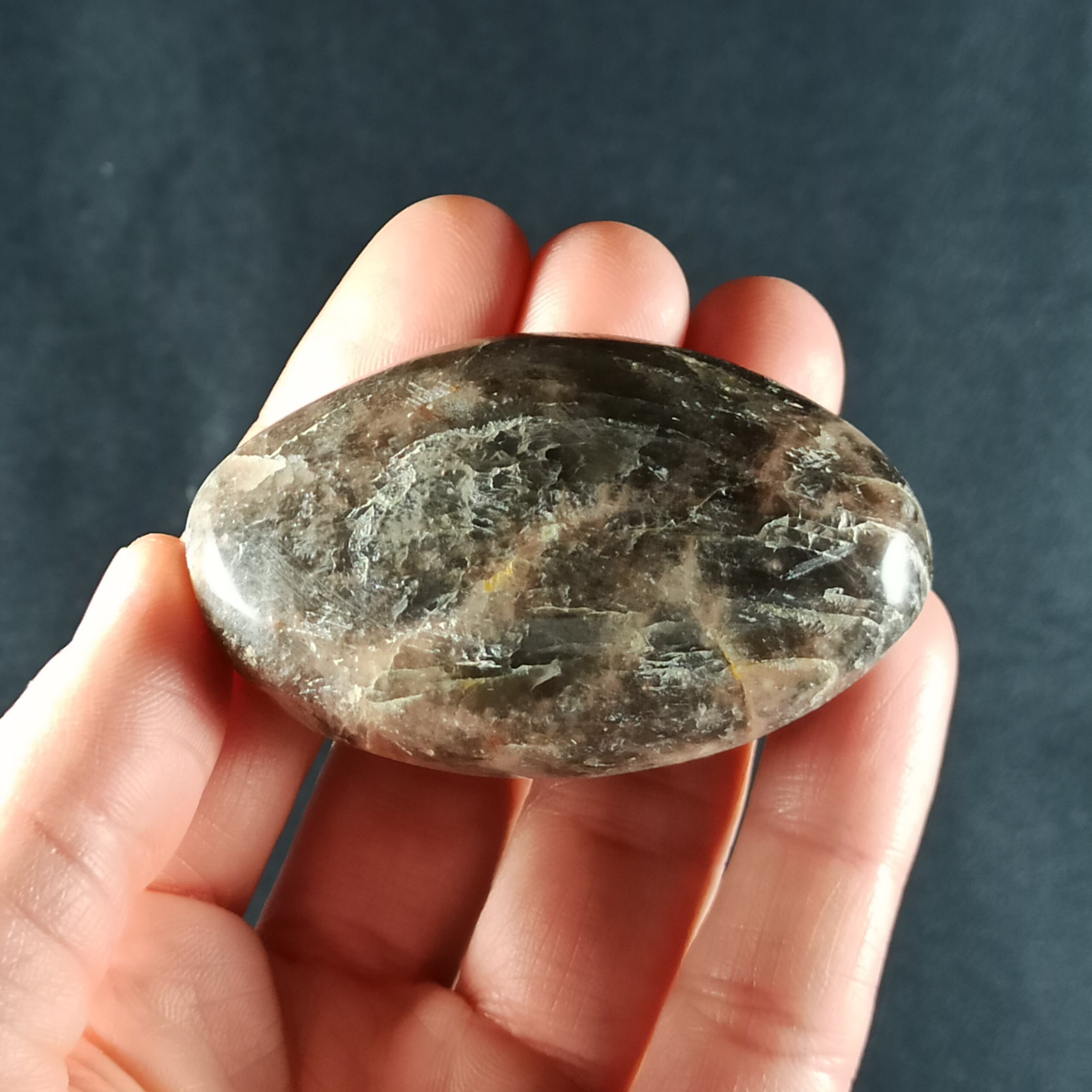 Galet en Pierre de Lune Noire Madagascar - 80 Grammes