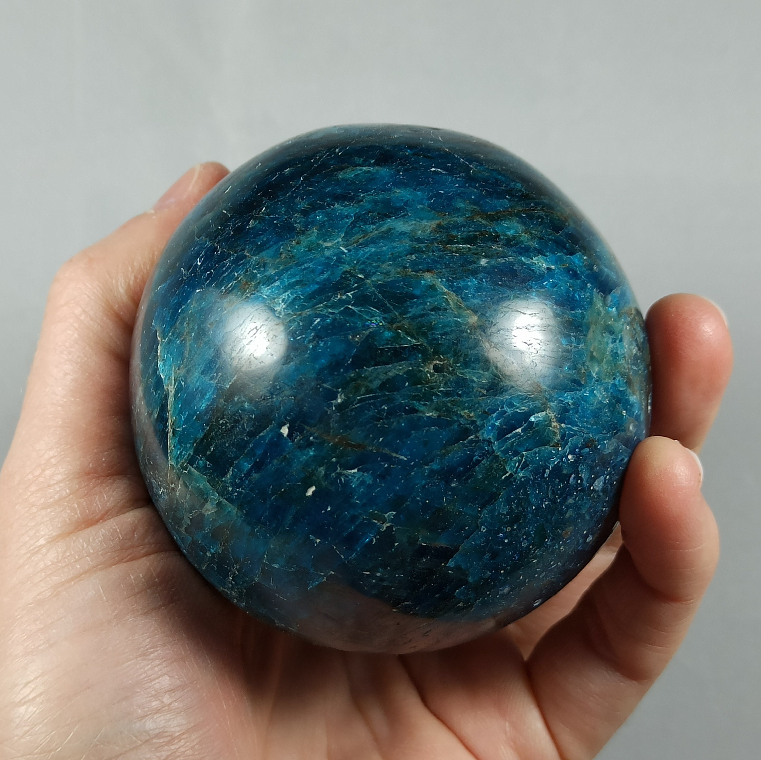 Sphère en Apatite Bleue de Madagascar - 620 Grammes