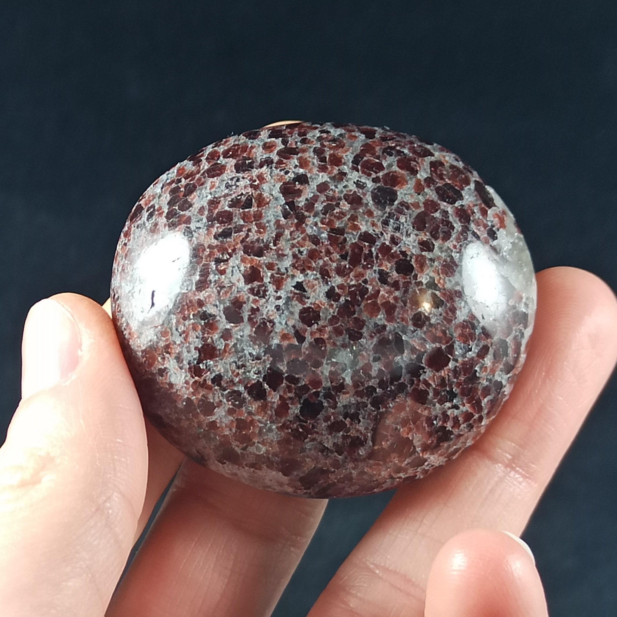 Galet en Grenat Rouge de Madagascar - 104 Grammes