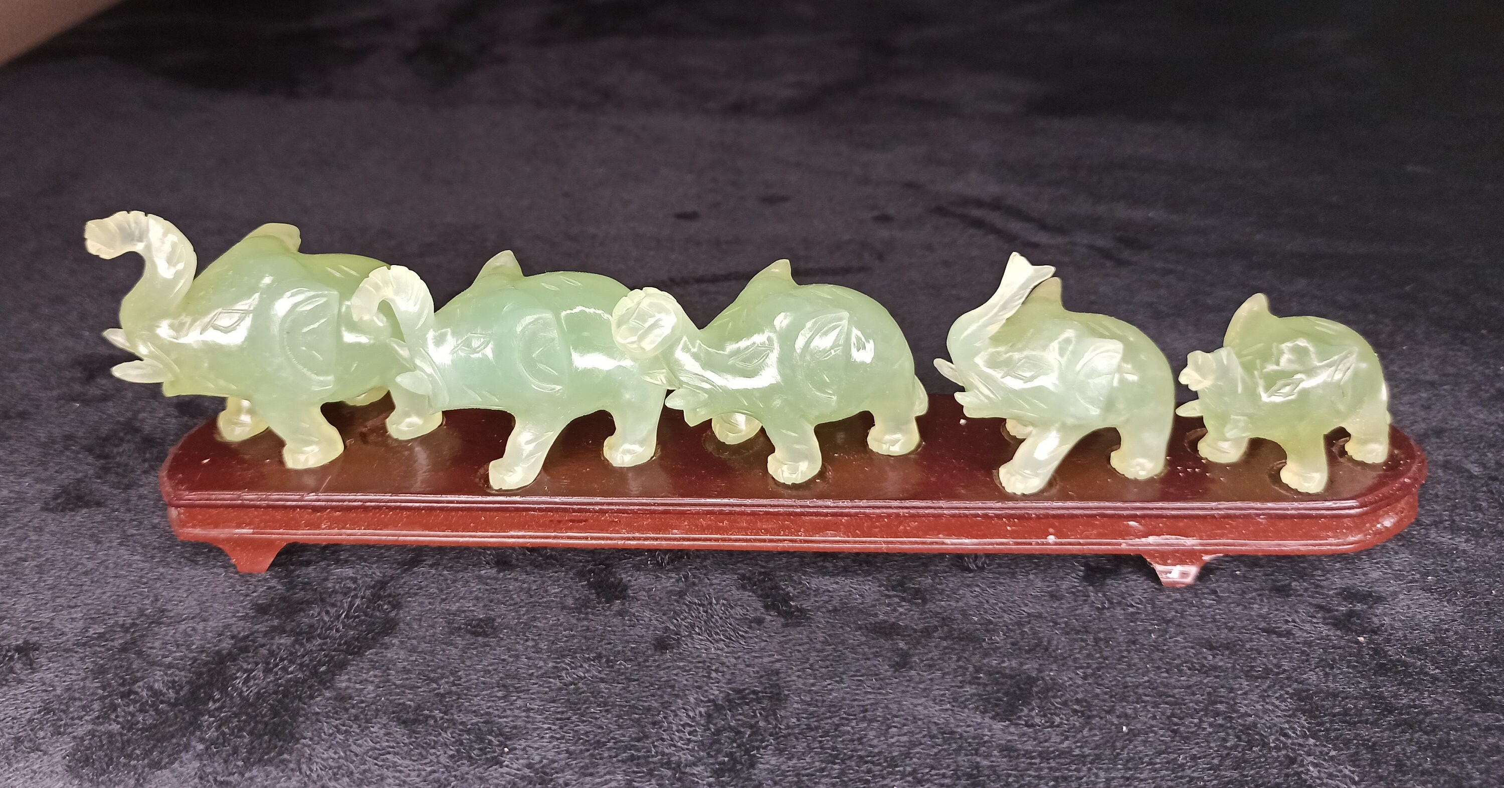 Ensemble de 5 Éléphants en New Jade sur Leur Socle - 265 Grammes