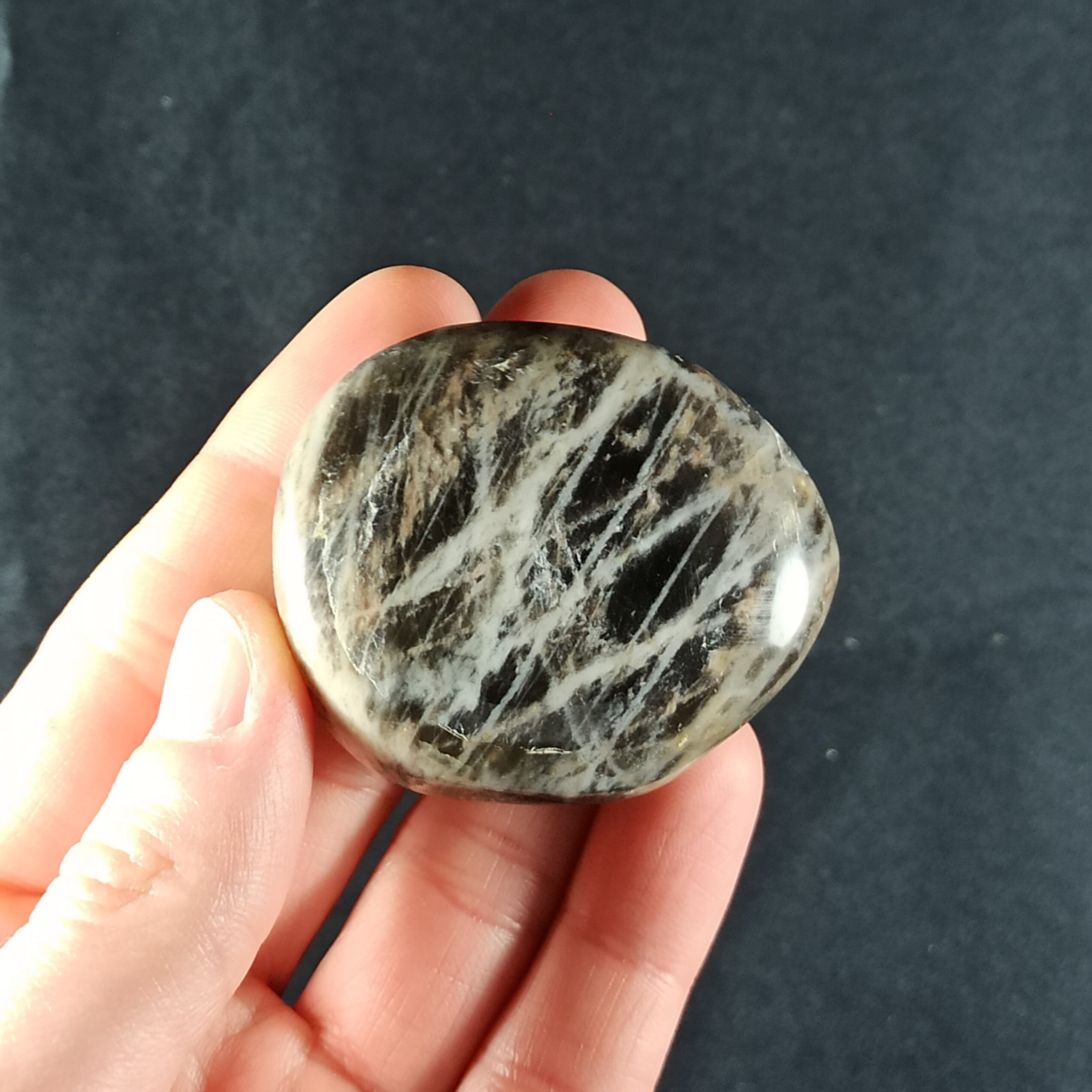 Galet en Pierre de Lune Noire Madagascar - 74 Grammes