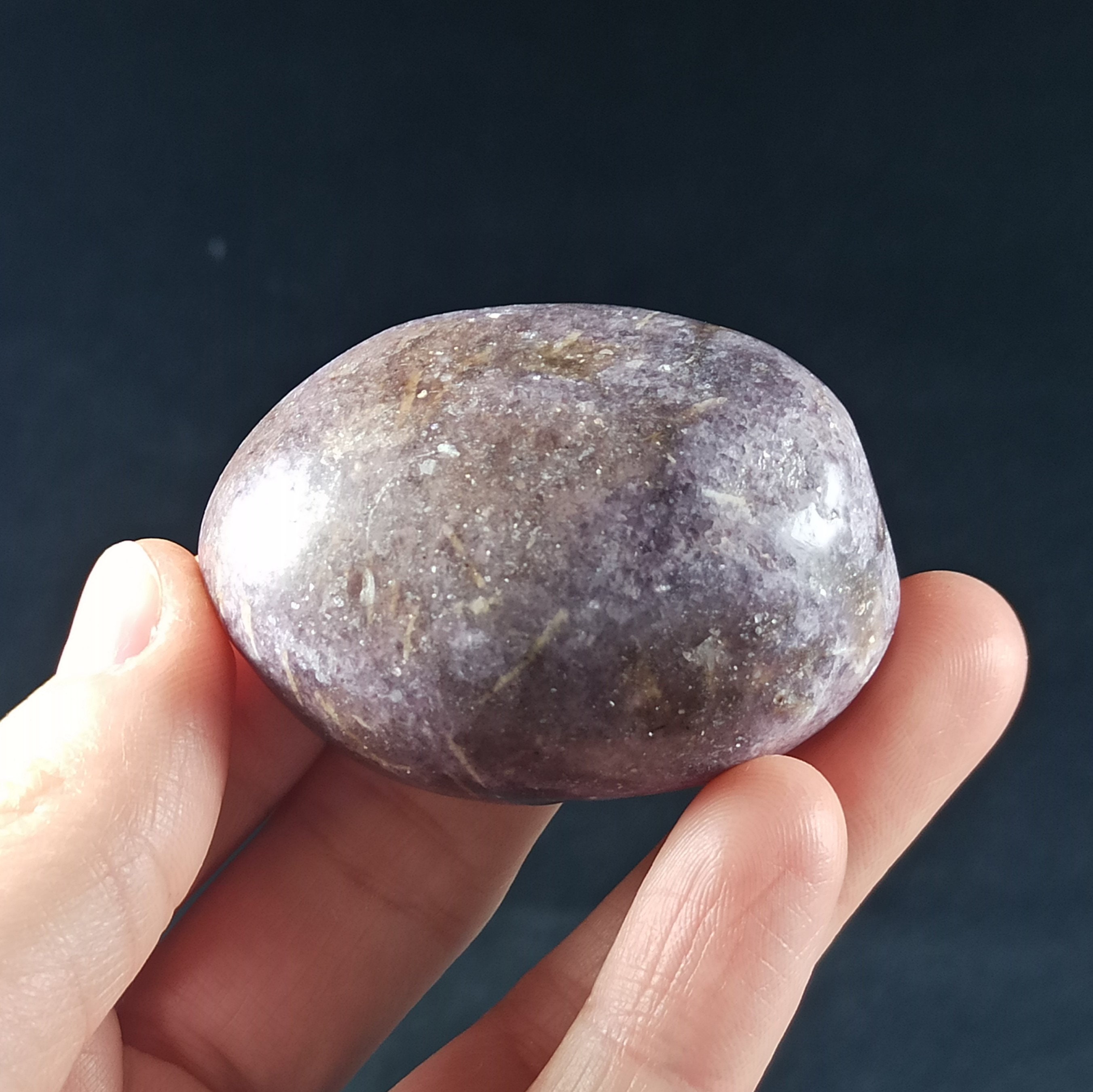 Galet en Lépidolite de Madagascar - 83 Grammes