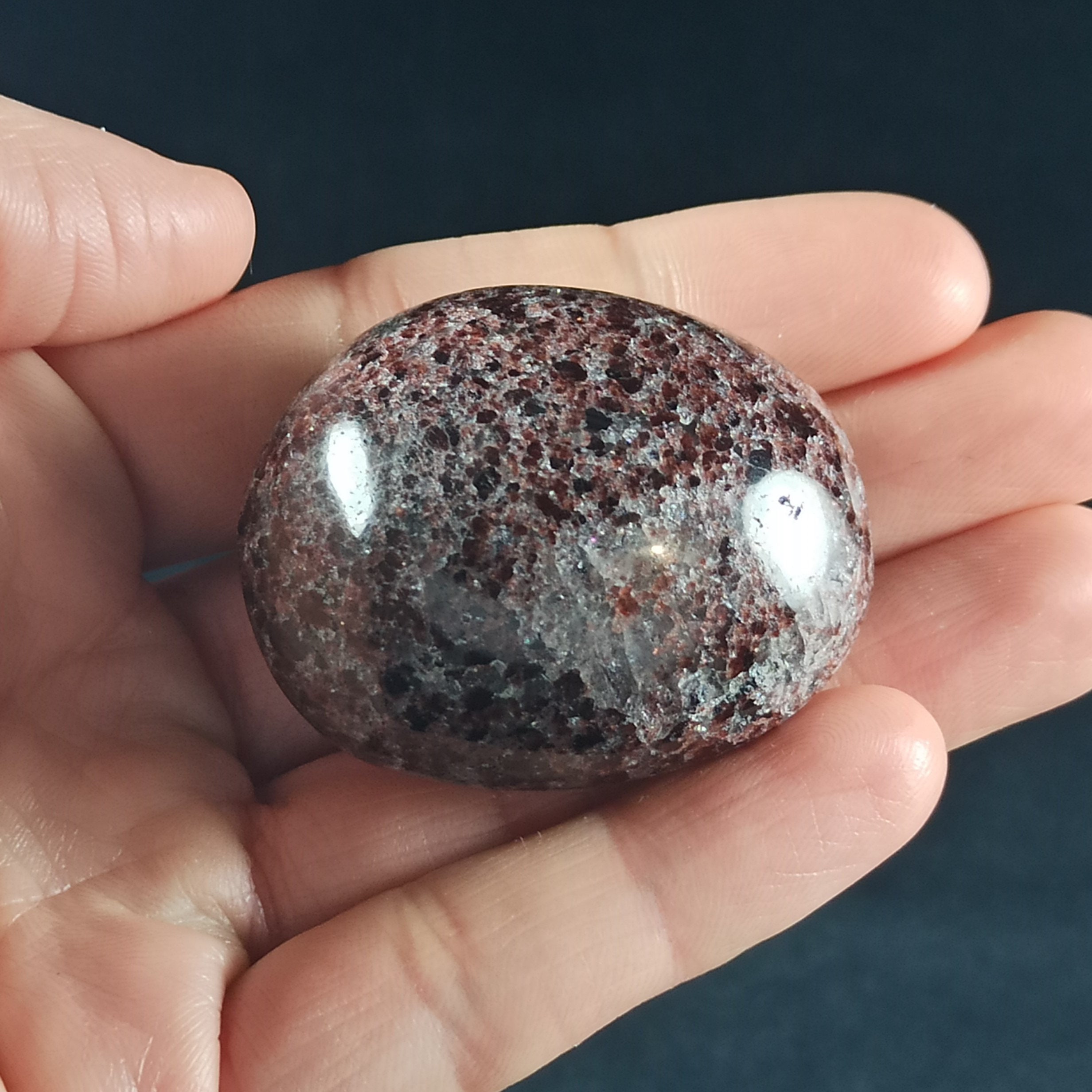 Galet en Grenat Rouge de Madagascar - 72 Grammes