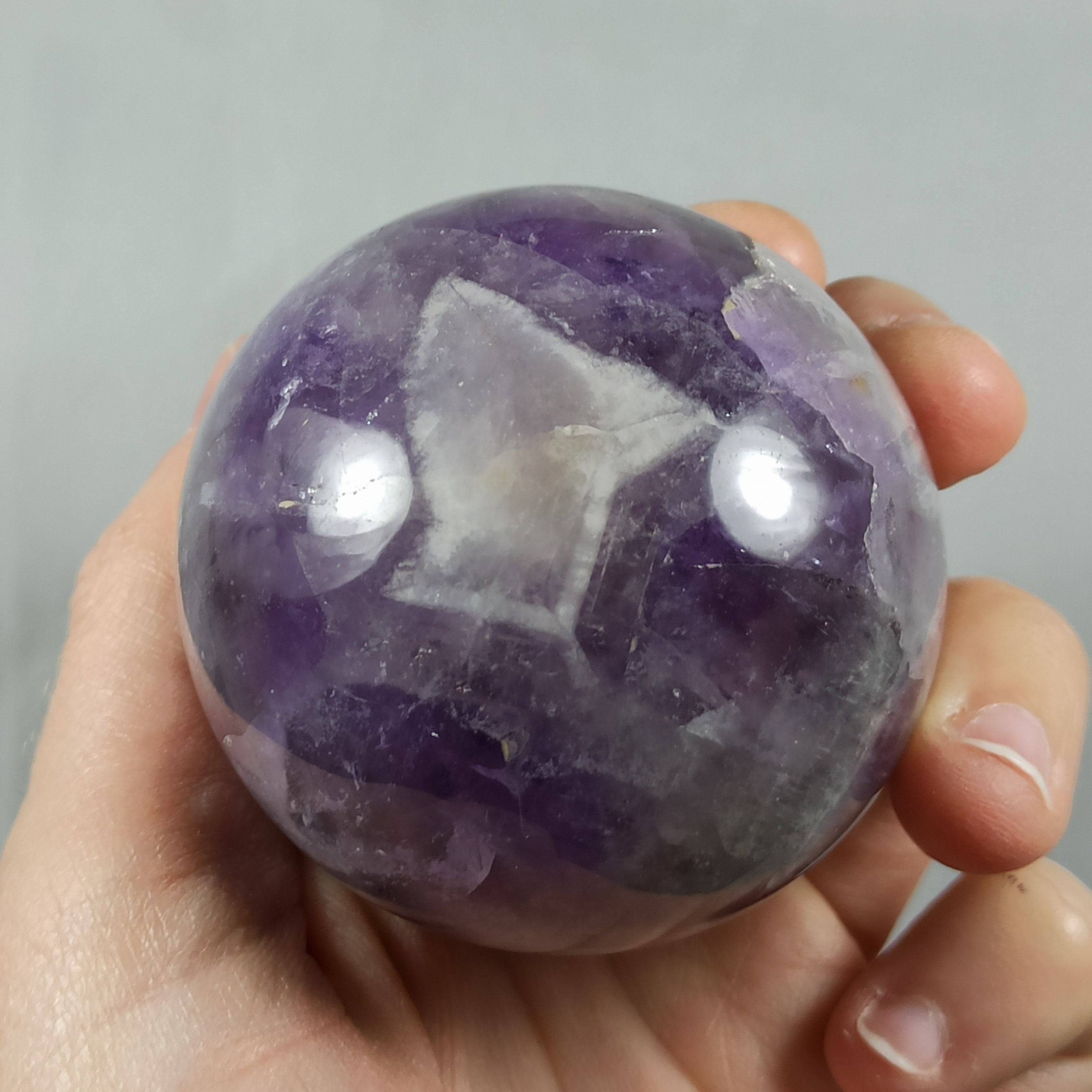 Sphère en Améthyste Chevrons de Madagascar - 270 Grammes