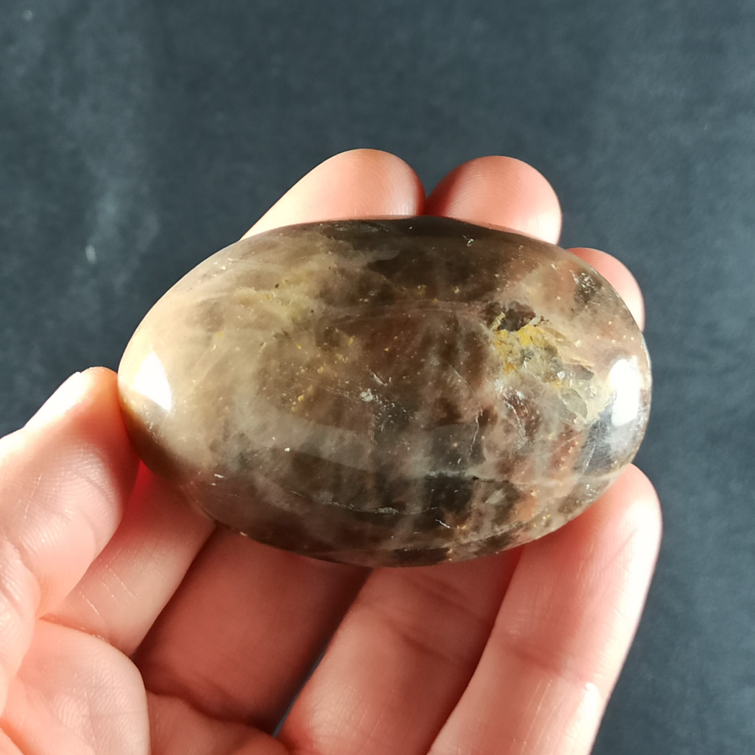 Galet en Pierre de Lune Noire Madagascar - 75 Grammes