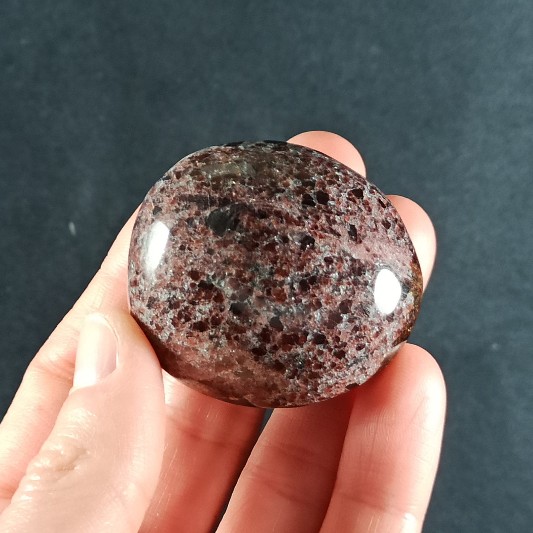 Galet en Grenat Rouge de Madagascar - 87 Grammes