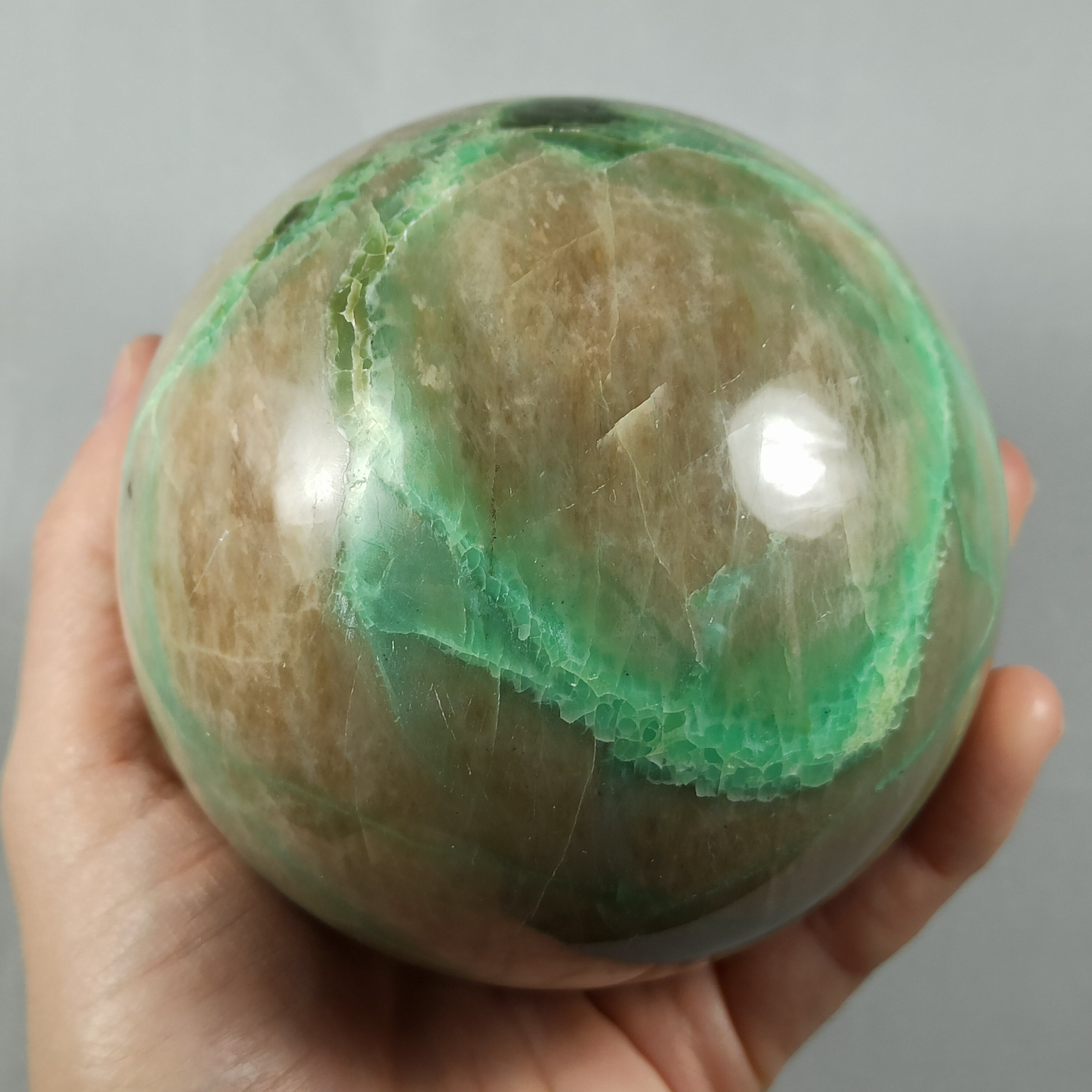 Sphère en Garniérite | Pierre de Lune Verte Madagascar - 1300 Grammes