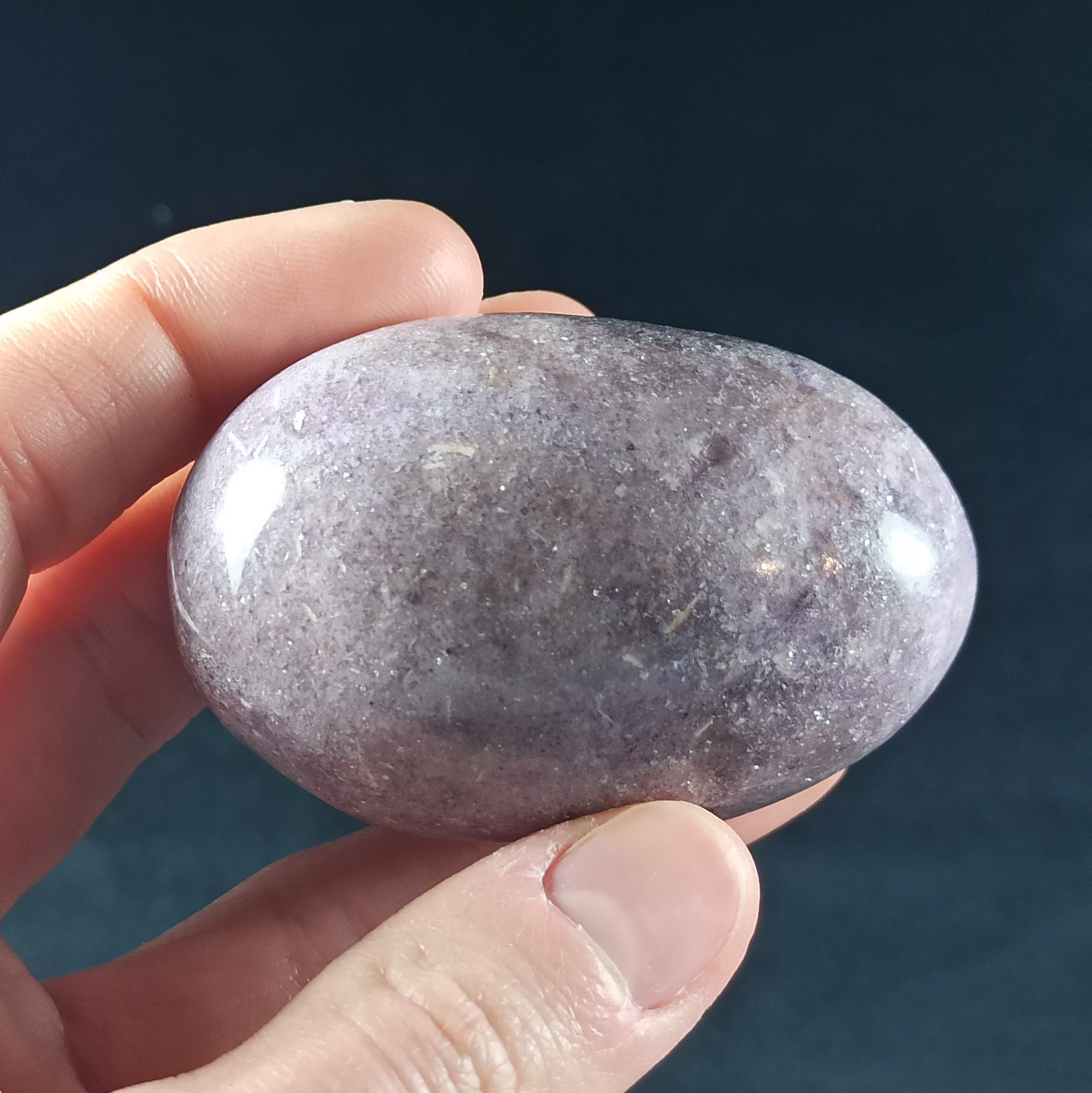 Galet en Lépidolite de Madagascar - 112 Grammes