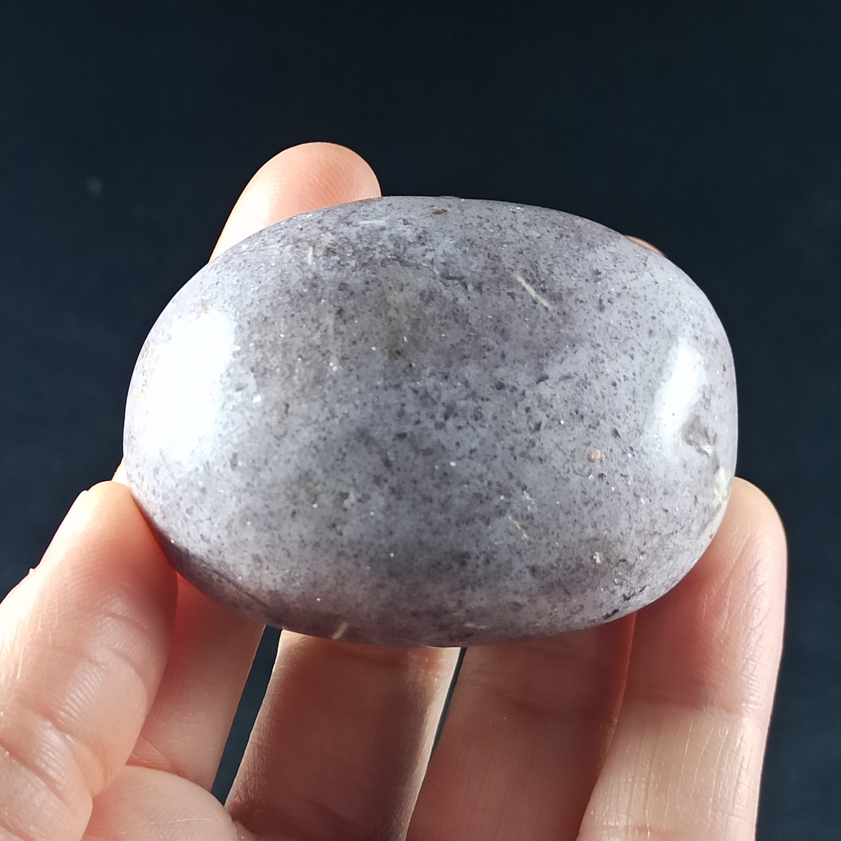 Galet en Lépidolite de Madagascar - 110 Grammes