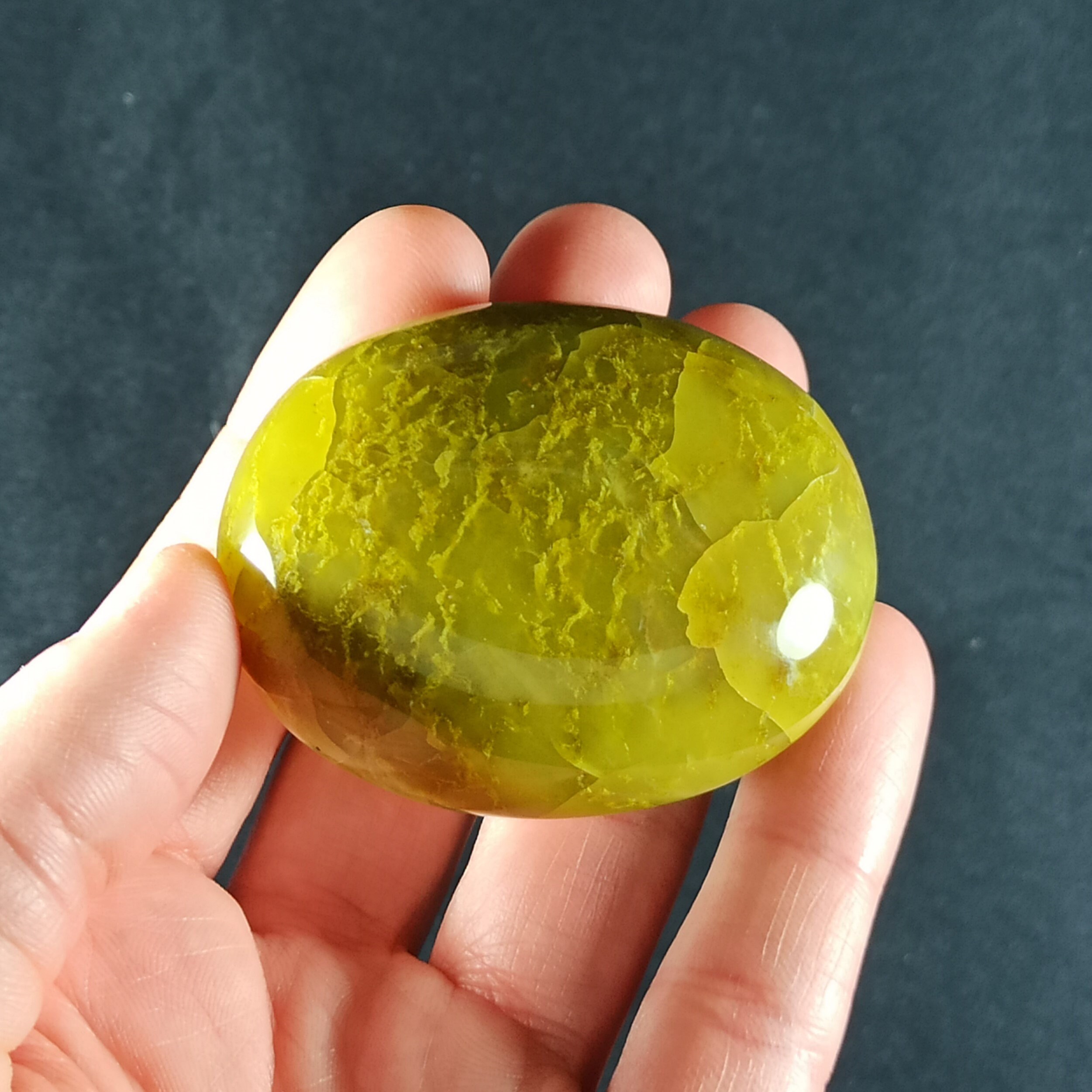 Galet en Opale Verte de Madagascar - 81 Grammes