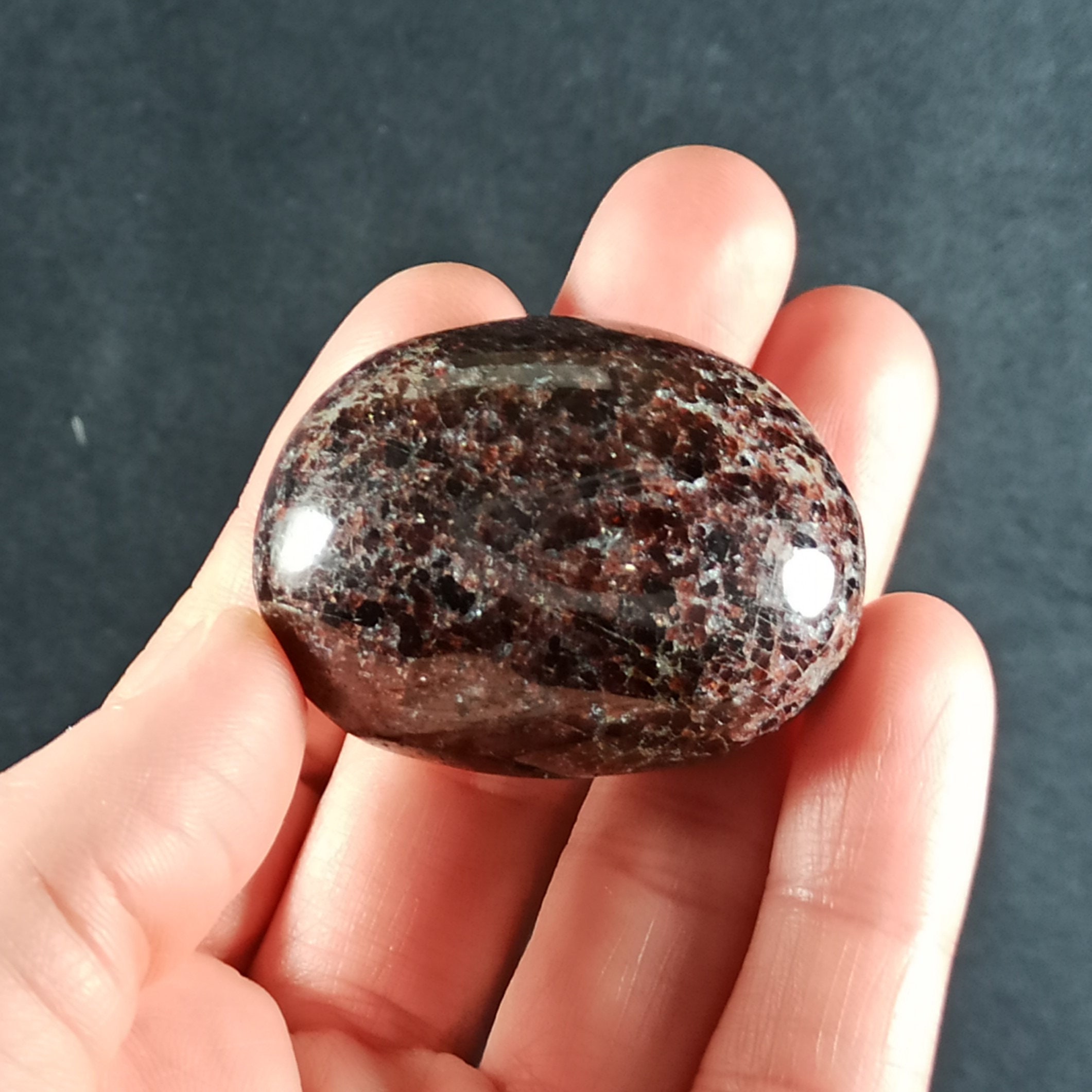 Galet en Grenat Rouge de Madagascar - 72 Grammes