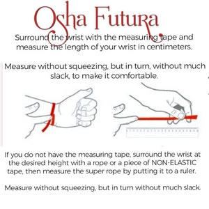 Puede incluir: Diagrama que muestra c&oacute;mo medir la mu&ntilde;eca para un brazalete. La ilustraci&oacute;n muestra una mano sosteniendo una cinta m&eacute;trica alrededor de la mu&ntilde;eca. El texto dice: "Rodea la mu&ntilde;eca con la cinta m&eacute;trica y mide la longitud de tu mu&ntilde;eca en cent&iacute;metros. Mide sin apretar, pero a su vez, sin mucha holgura, para que sea c&oacute;modo. Si no tienes una cinta m&eacute;trica, rodea la mu&ntilde;eca a la altura deseada con una cuerda o un trozo de cinta NO EL&Aacute;STICA, luego mide la supercuerda coloc&aacute;ndola en una regla. Mide sin apretar, pero a su vez sin mucha holgura."