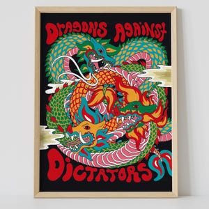 Puede incluir: Una impresión artística enmarcada con una colorida ilustración de un dragón. El dragón está representado en tonos verdes, rojos y naranjas, con las palabras "DRAGONS AGAINST DICTATORS" en una fuente retro. El fondo es negro.