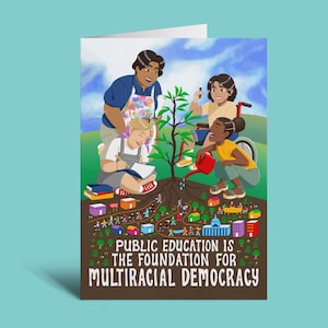 Puede incluir: Una ilustración colorida de un grupo de niños plantando un árbol. El árbol está creciendo en una ciudad con edificios, casas y personas. El texto dice "La educación pública es la base para la democracia multirracial."